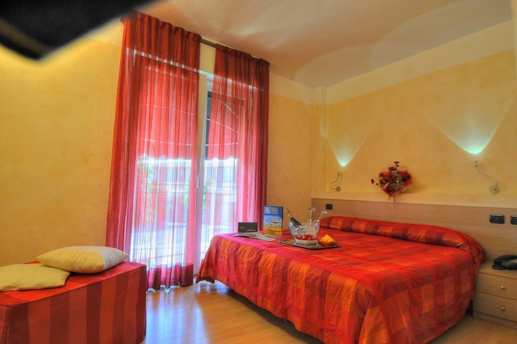 Hotel Savoia Линяно Сабиадоро Екстериор снимка