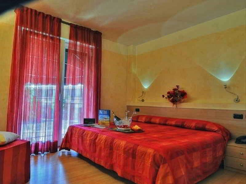 Hotel Savoia Линяно Сабиадоро Екстериор снимка
