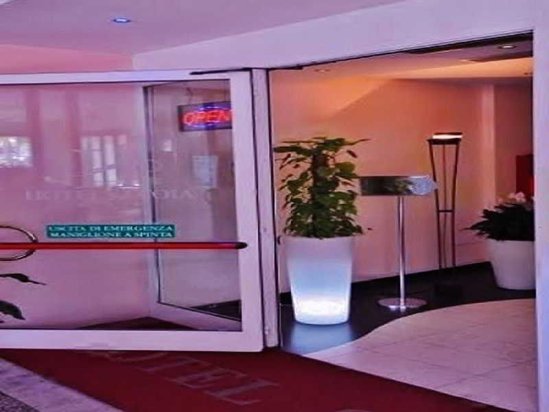Hotel Savoia Линяно Сабиадоро Екстериор снимка